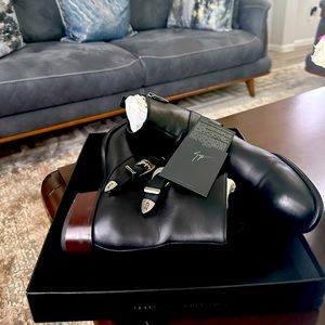 Giuseppe Zanotti Chelsea Boots
Metal zip
Leather sole with logo
Made in Italy